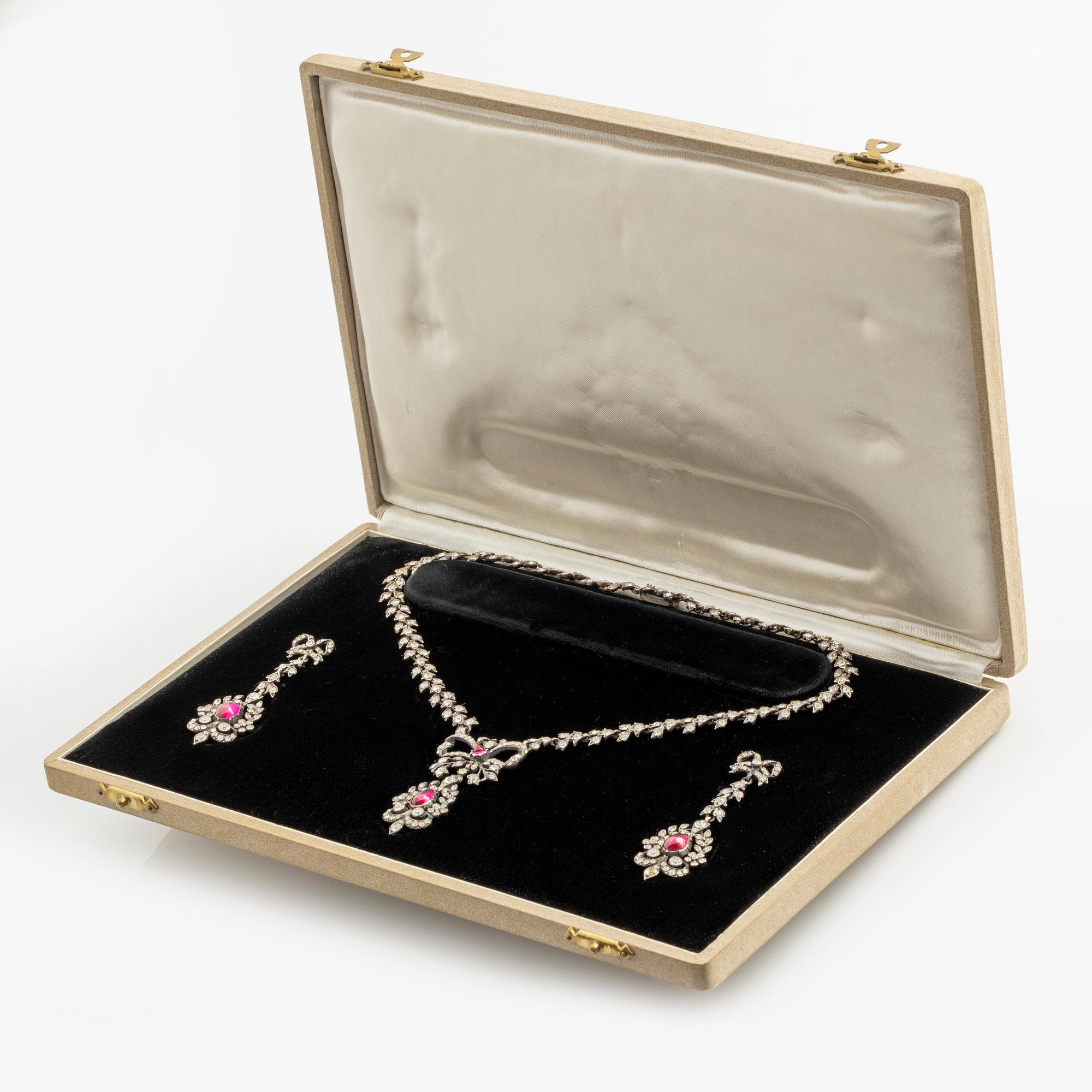 Set of necklace and earrings, silver and paste.