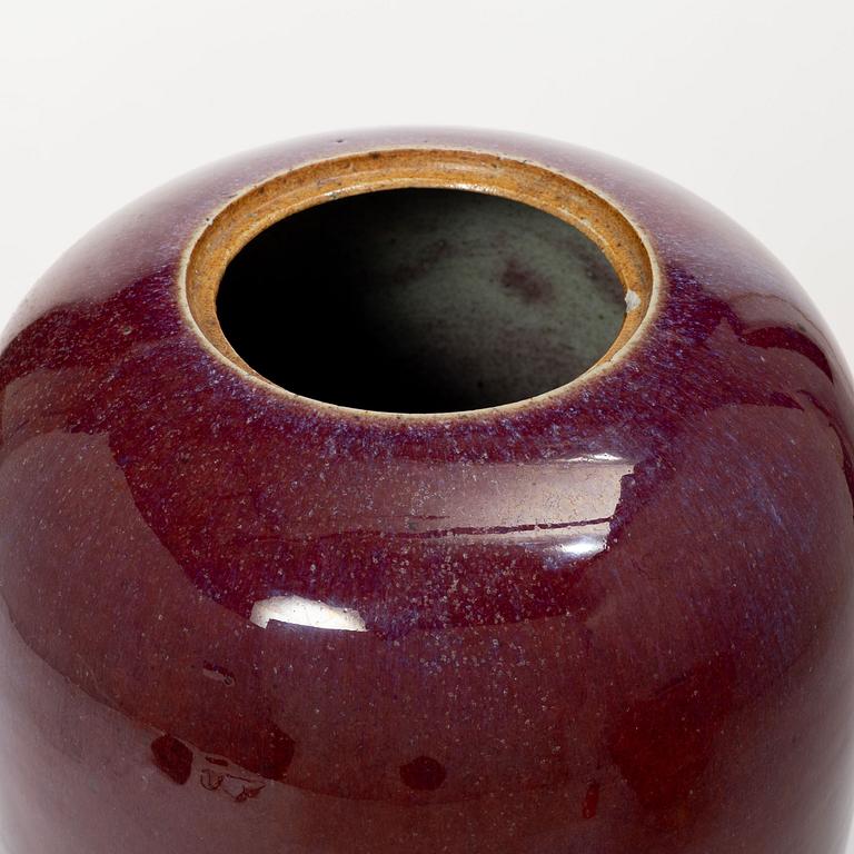 A pot with cover in sang de boeuf, Qing dynasty.