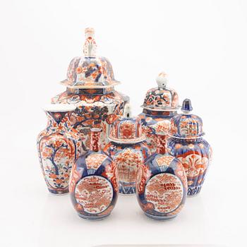 A set of seve Japanese Imari porcelain urns av vases 19th/20th century.