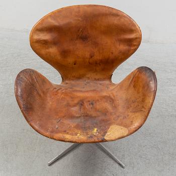 ARNE JACOBSEN, a "Svanen" easy chair, Fritz Hansen, Denmark.