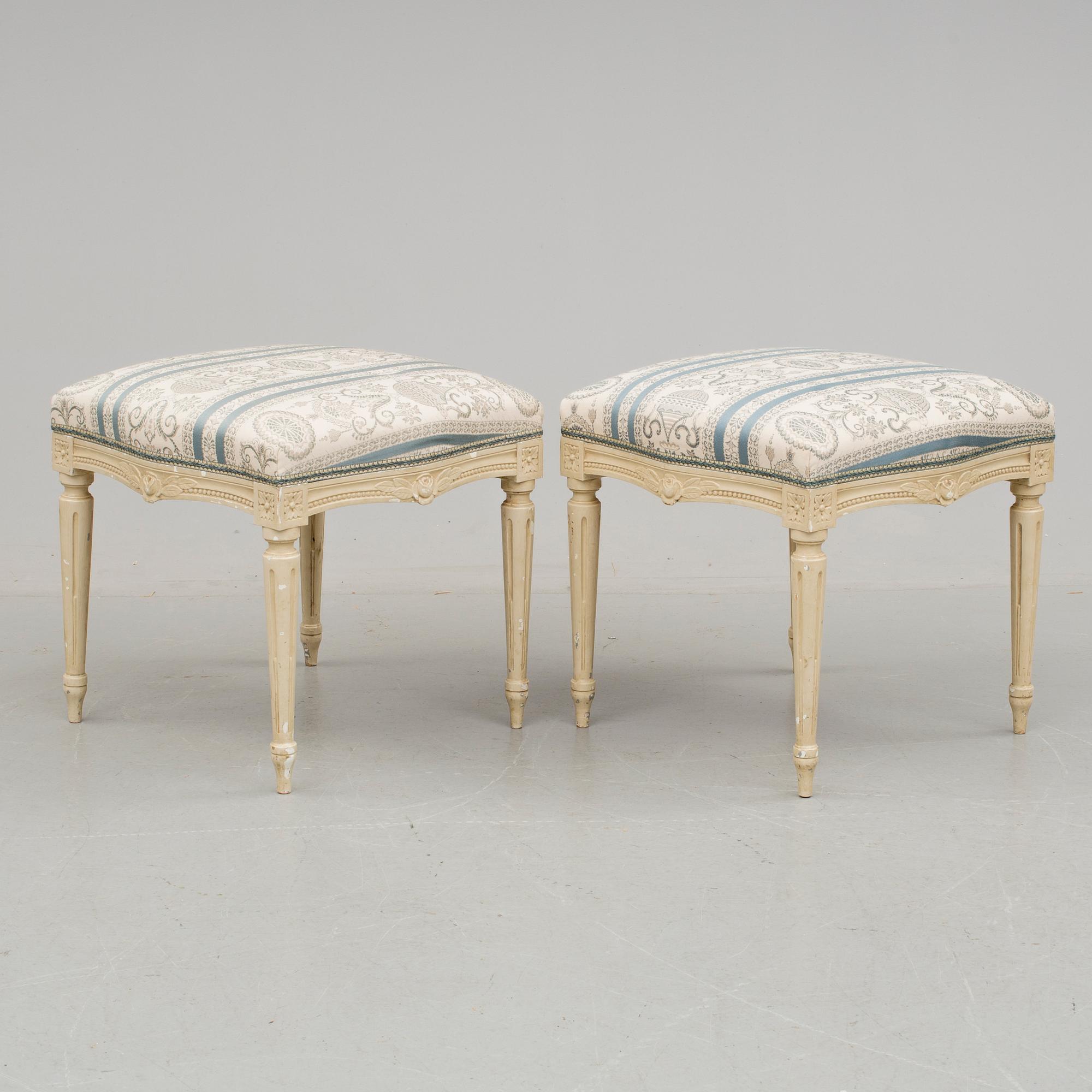 TABURETTER, ett par, gustaviansk stil, 1900-talets första hälft.