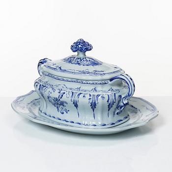 Rörstrand, A porcelain tureen with lid and a platter, after an original from 1758 and 1760, Rörstrand, Sweden, 1970's.