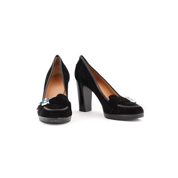 466. HERMÈS, a pair of black suede pumps, size 39.