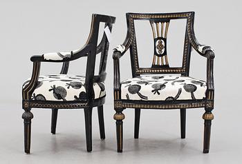 KARMSTOLAR, 2 st snarlika, gustavianska, 1700-tal.