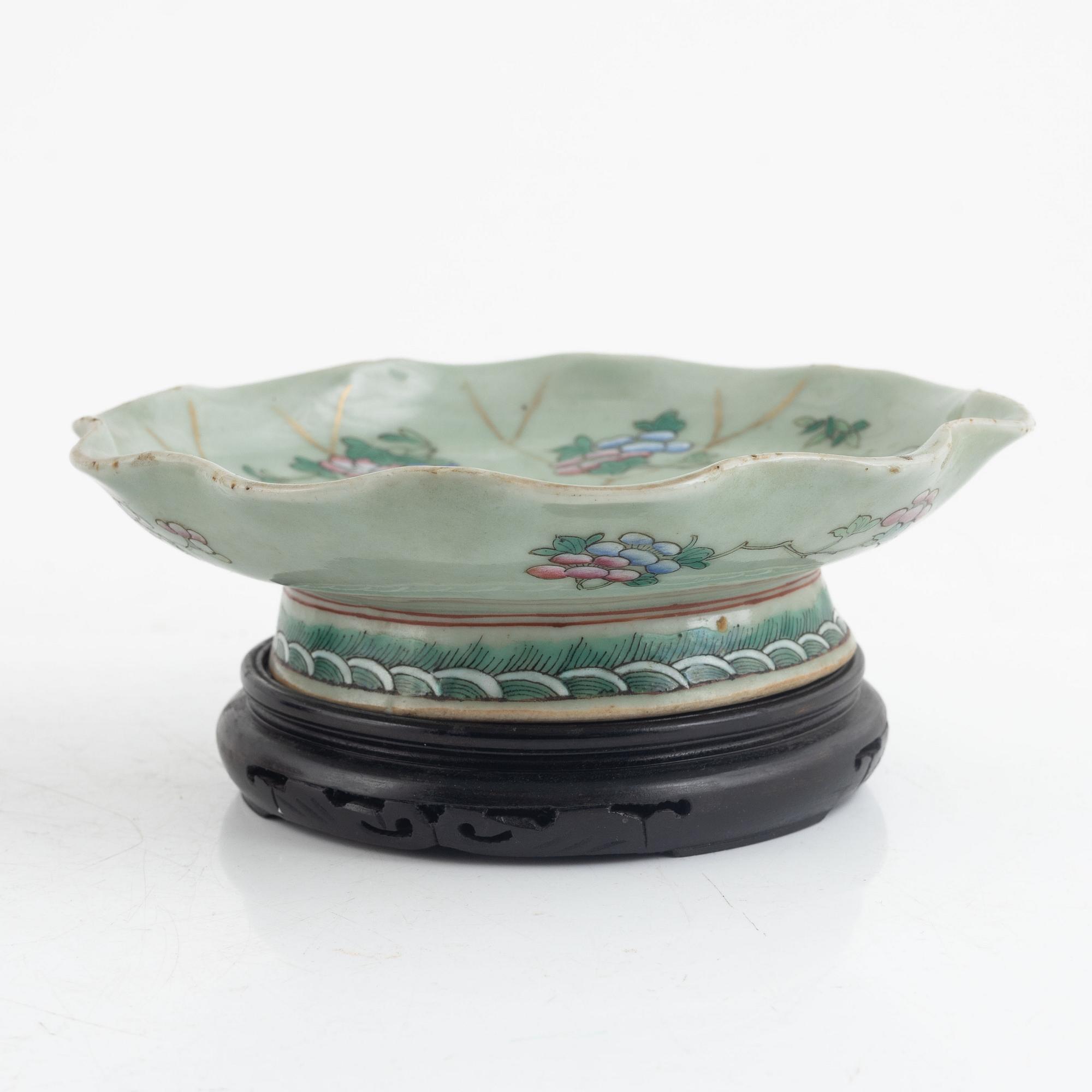Two Chinese famille rose dishes, late Qing dynasty/around 1900.