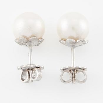 Earrings 18K white gold with cultured Akoya pearl.