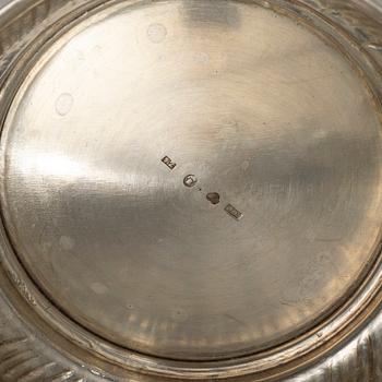 A pair of silver cups, Gunnar Löfgren and CG Hallberg, Stockholm, 1912 and 1902.