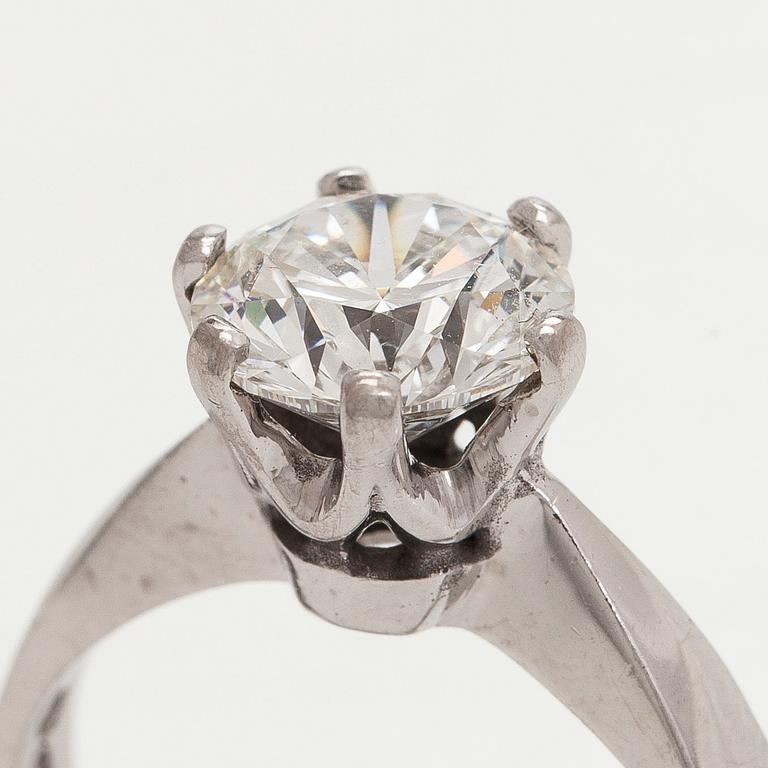 Ring, briljantslipad diamant, 14K vitguld, Kallion Korupaja, Helsingfors 2008.