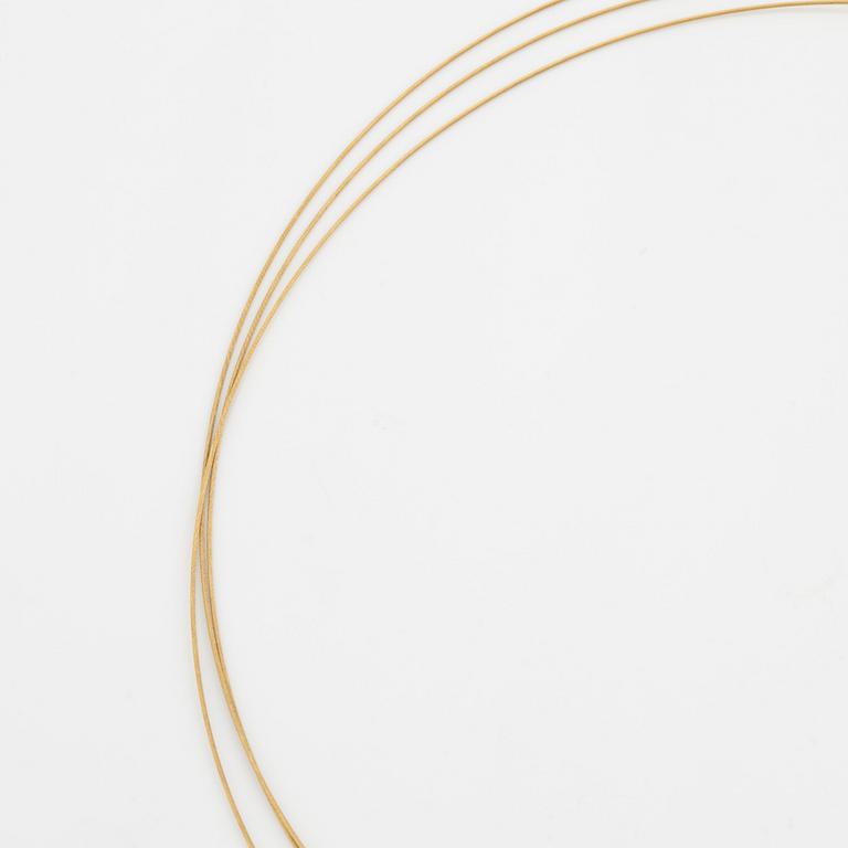 An 18K gold necklace.