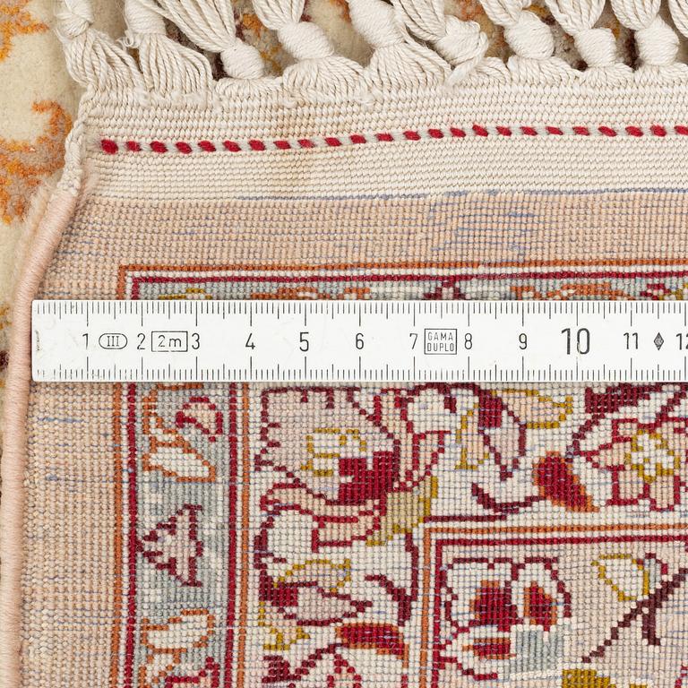 Carpet, Isfahan, approx. 244 x 157 cm.