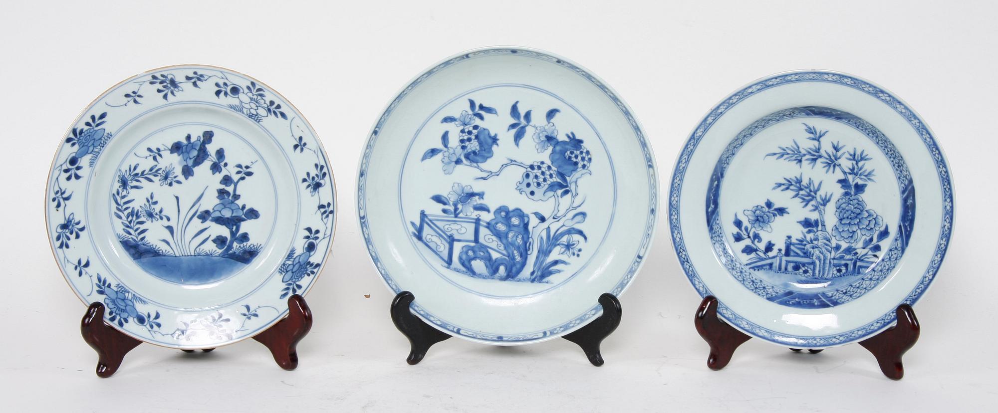 TALLRIKAR, 2 st, samt SKÅLFAT, porslin, Kina, 1800-tal.