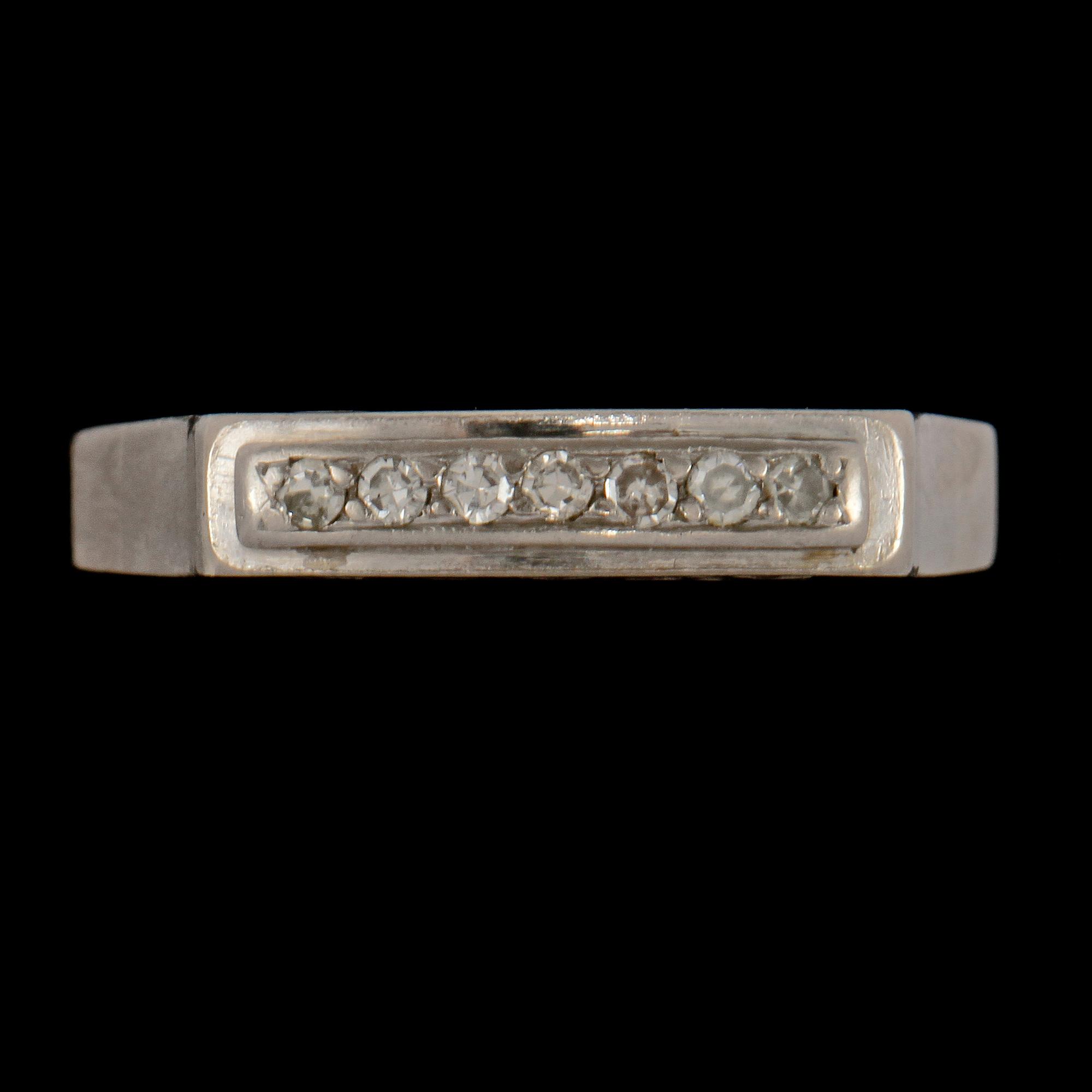 RING, 18k vitguld med 7 åttkantslipade diamanter, Ernst Harbeck, Göteborg, 1974. Vikt 3 g.