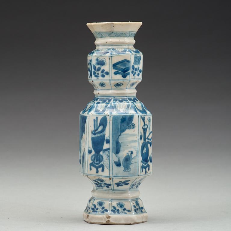 VAS, porslin. Qingdynastin, Kangxi (1662-1722).