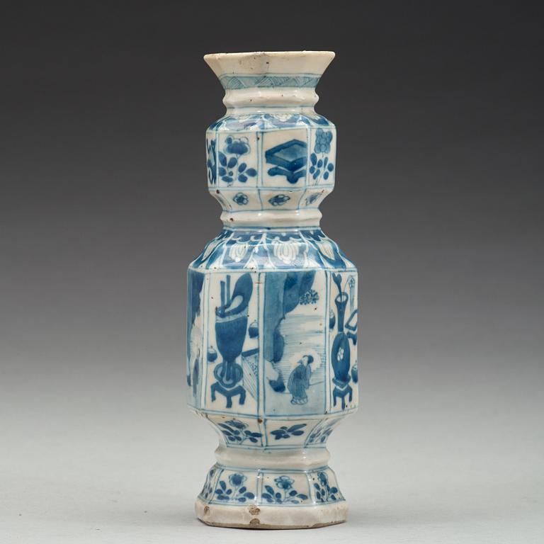 A blue and white vase, Qing dynasty, Kangxi (1662-1722).