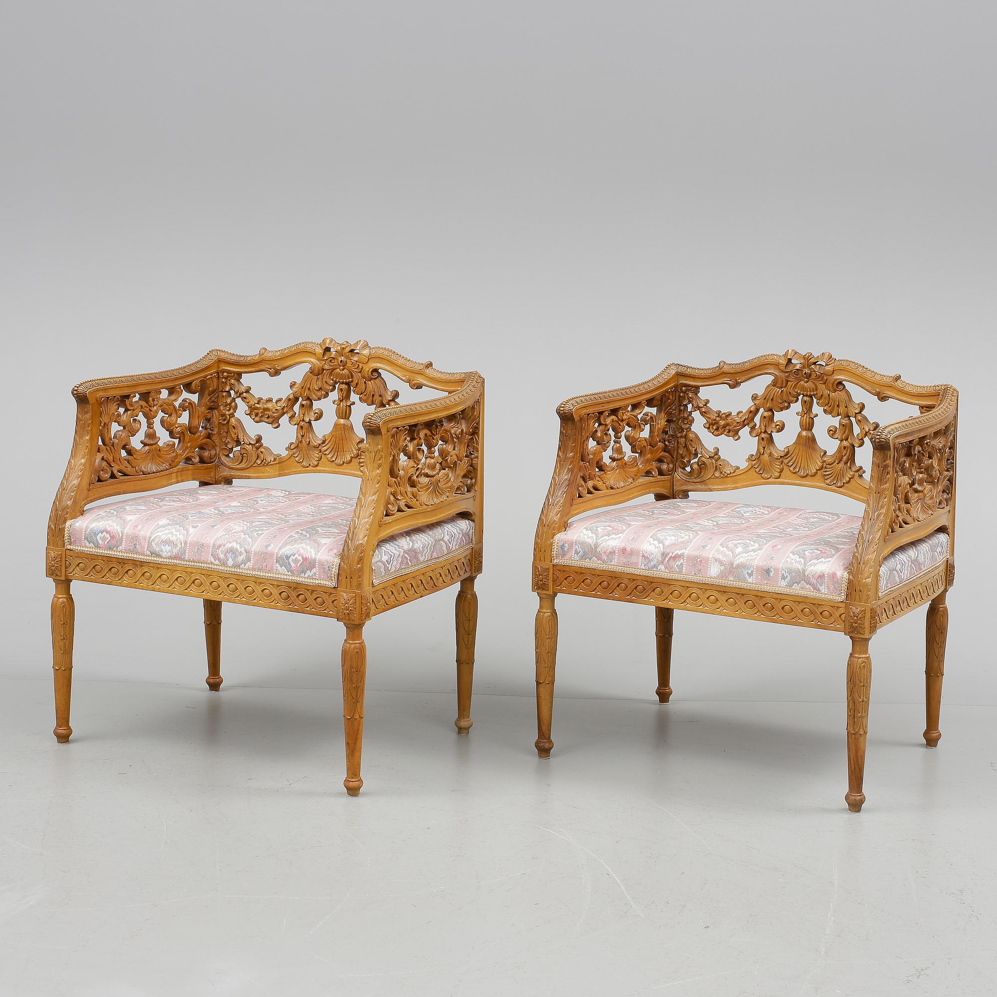 KARMSTOLAR, ett par. Gustaviansk stil. 1900-tal.