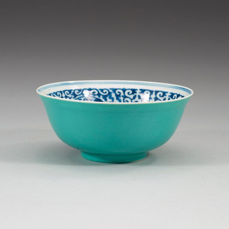 An green glazed and blue and white bowl, late Qing dynasty (1644-1912), with Guangxu six character mark.