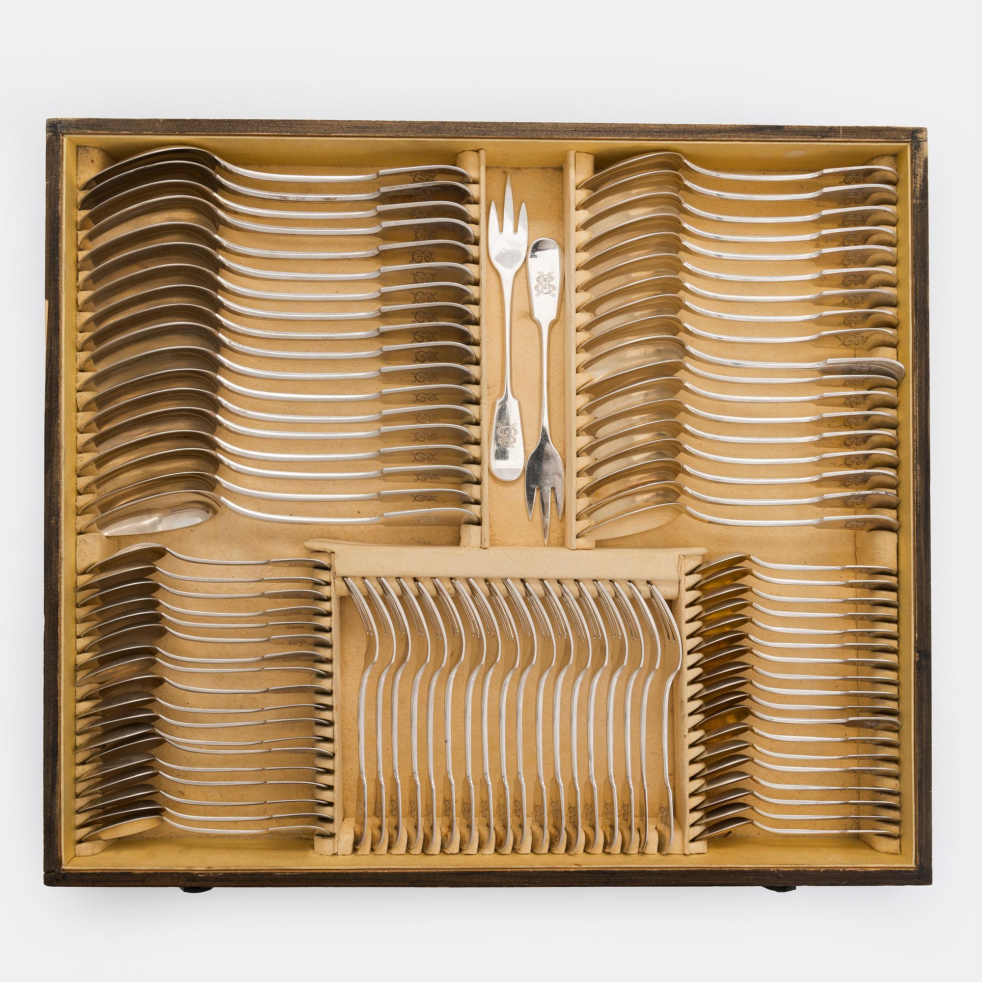 A canteen box of 253 pieces silver cutlery by Viktor Lindman, Helsinki 1916.