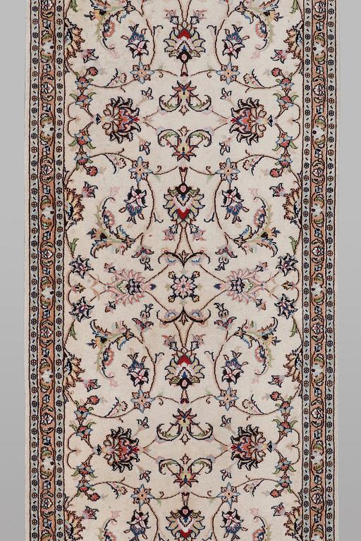 A runner carpet, Kashan, ca 380 x 86 cm.