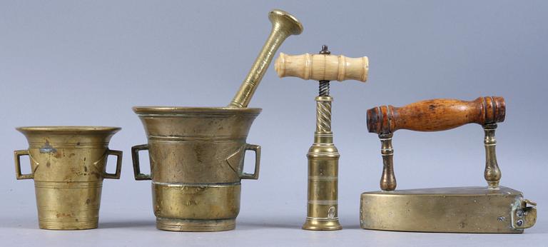 MORTLAR, 2 sT, STRYKJÄRN samt KORKSKRUV, bl a Skultuna, 1800-tal.