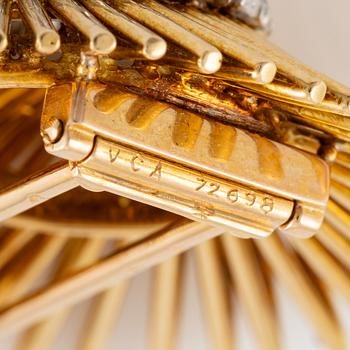 A Van Cleef & Arpels brooch in 18K gold with round brilliant-cut diamonds.