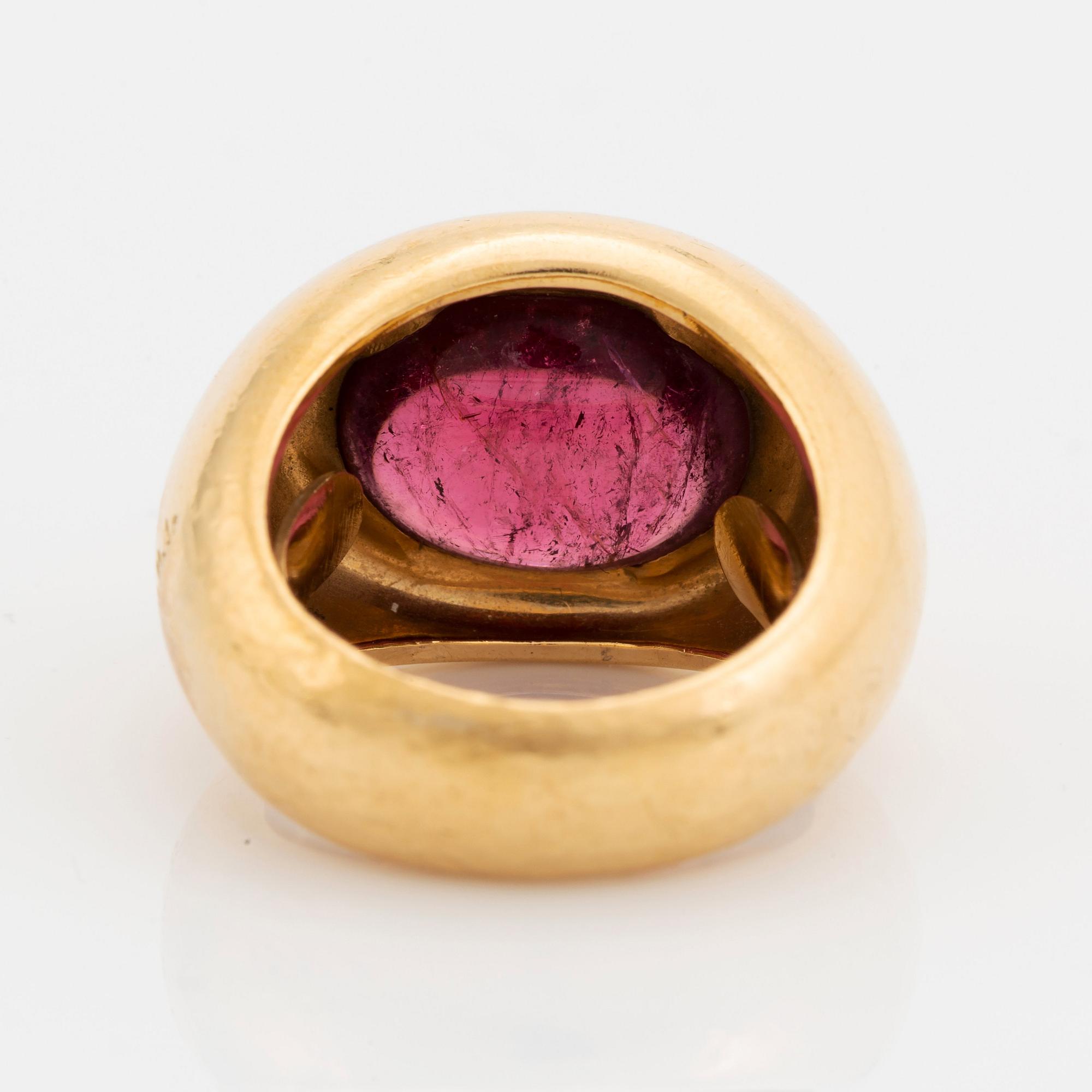 Pomellato ring 18K guld med en cabochonslipad rubelit.