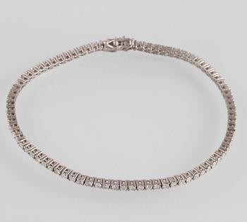 ARMBAND, 18K vitguld med briljantslipade diamanter ca 2.20 ct. Vikt 8,2 gram.