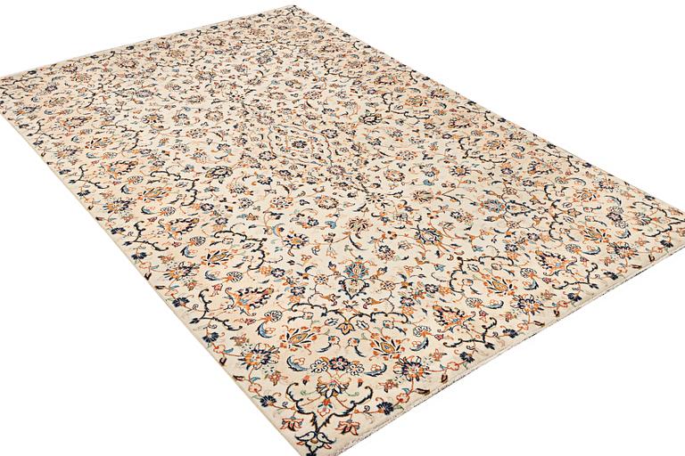 A Kashan carpet, a. 305 x 195 cm.