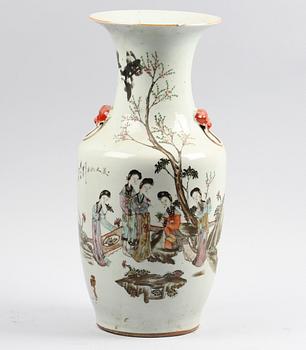 GOLVVAS, porslin, Kina, 1900-talets första hälft.
