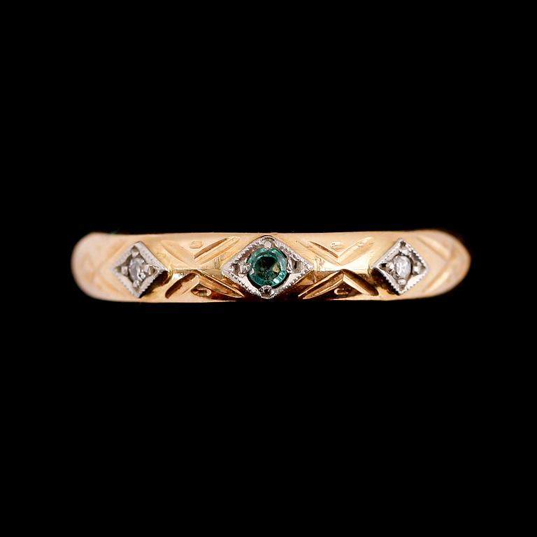 RING, 18k guld, med 2 små briljanter samt smaragd. Vikt ca 3 gram.