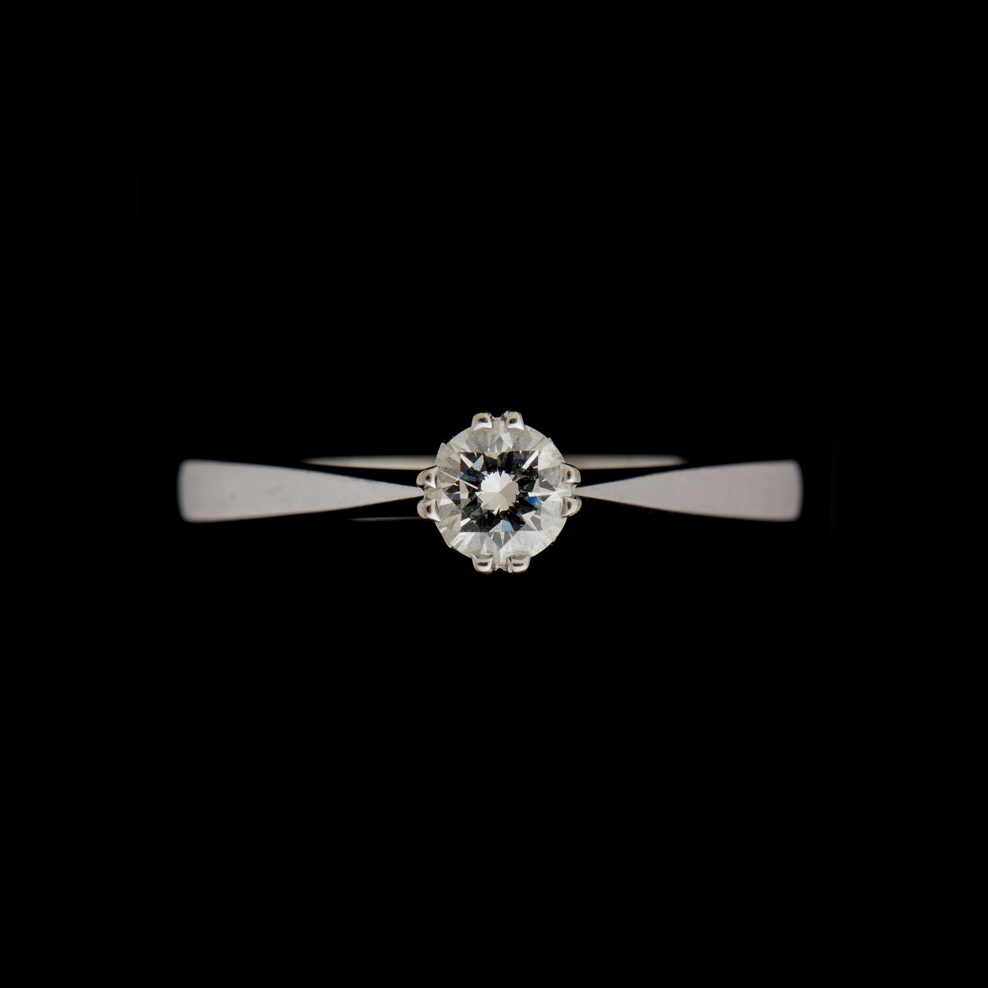 RING, 18K vitguld med briljantslipad diamant tot. ca 0,30 ct enligt gravyr. Vikt ca 2,5 gram.
