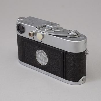 A chrome body Leica M1 no 1102018 from Wetzlar 1964. With Elmar f=5 cm 1:2.8.