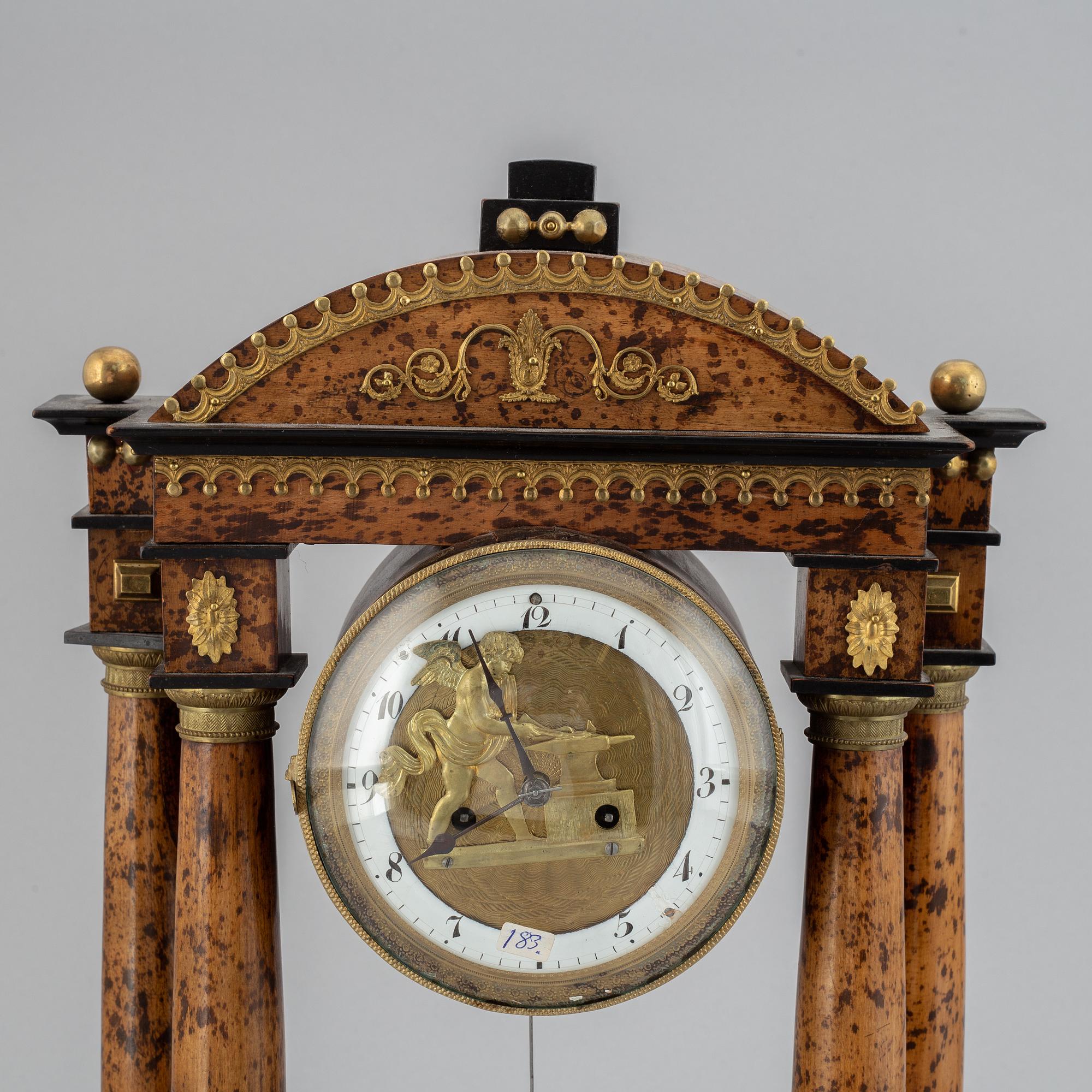 A Biedermeier pendulum clock, probably Germany / Austria. First half of the 19th century.