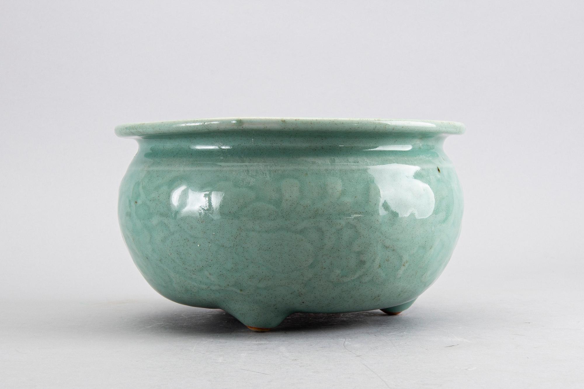 A Chinese celadon porcelain Qing dynasty cencer.