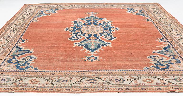 An antique Ziegler carpet, Sultanabad area, ca 418 x 330 cm.