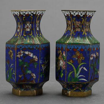 VASER, ett par, Cloisonné, Kina, omkring år 1900.