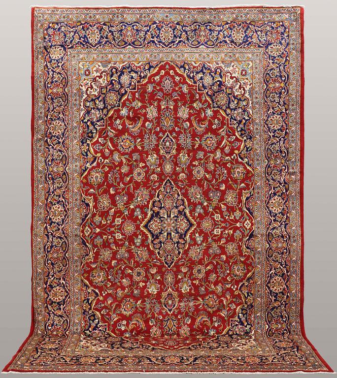 A CARPET, Kashan, ca 387 x 223 cm.