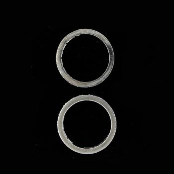 RINGAR, 2st, 18k vitguld med smaragder tot ca0,80ct och safirer tot ca1,80ct, enligt gravyrer. Totalvikt 10g.