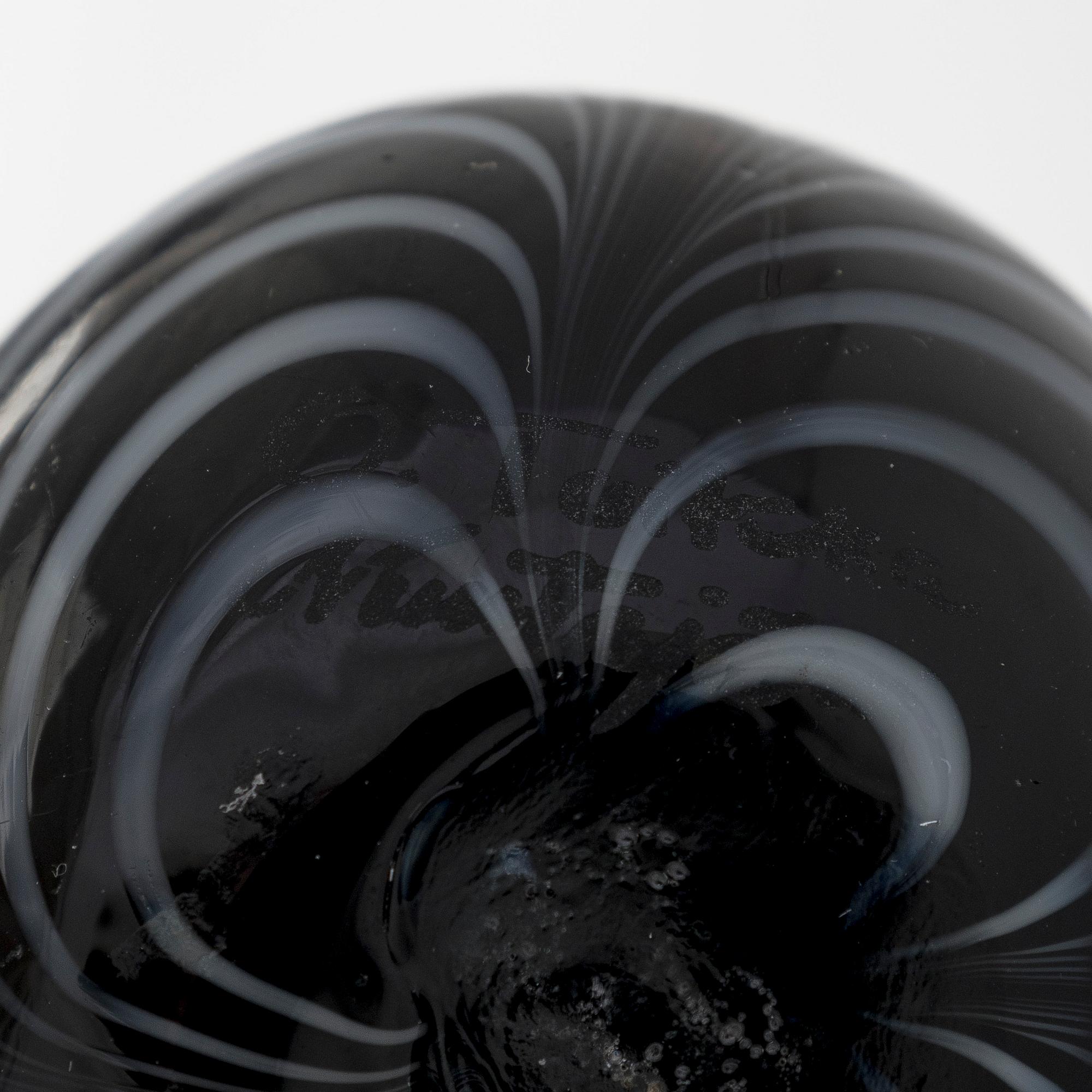 Oiva Toikka, glasägg, signerad O. Toikka Nuutajärvi.