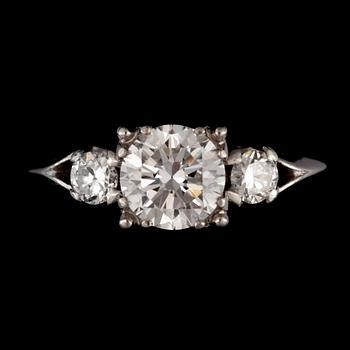32. RING med briljantslipade diamanter totalt ca 1.25 ct Kvalitet ca H-I/VS2-SI1.