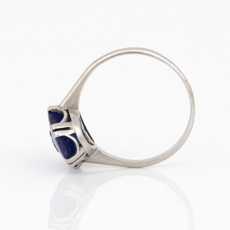 RING, platina med folierad sannolikt glas samt briljantslipad diamant, ca 0,15 ct, CG Hallbergs, Stockholm, 1935.