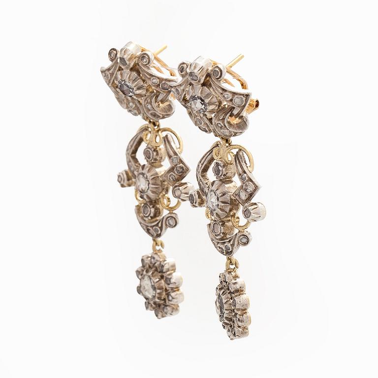 Korvakorut, 18K kultaa ja ruusuhiottuja timantteja.