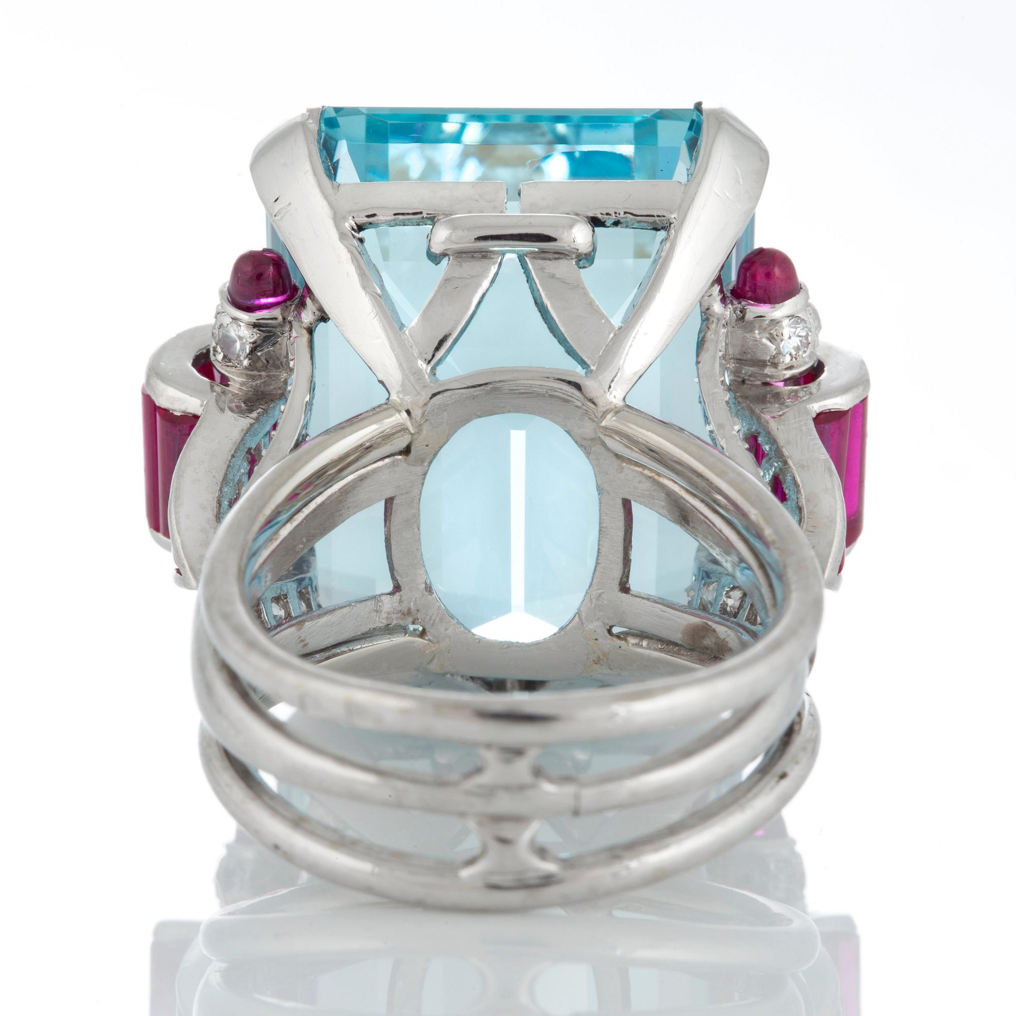Ring med en fasettslipad akvamarin ca 35 ct och trappslipade rubiner total vikt ca 1.50 ct.
