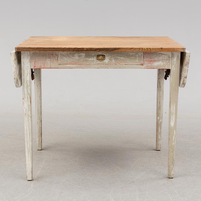 a late 19th/early 20th century table.