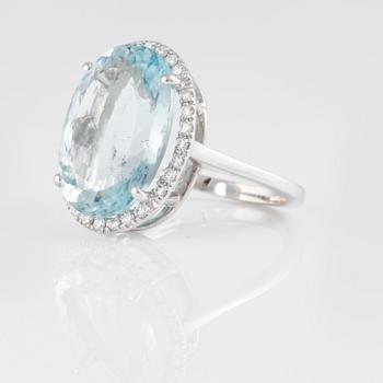 RING, 18K vitguld med fasettslipad akvamarin ca 10.60 ct samt briljantslipade diamanter ca 0.30 ct. Vikt 7,5 gram.