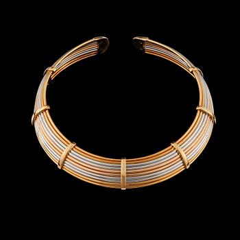 29. A open style tri-colour gold necklace.