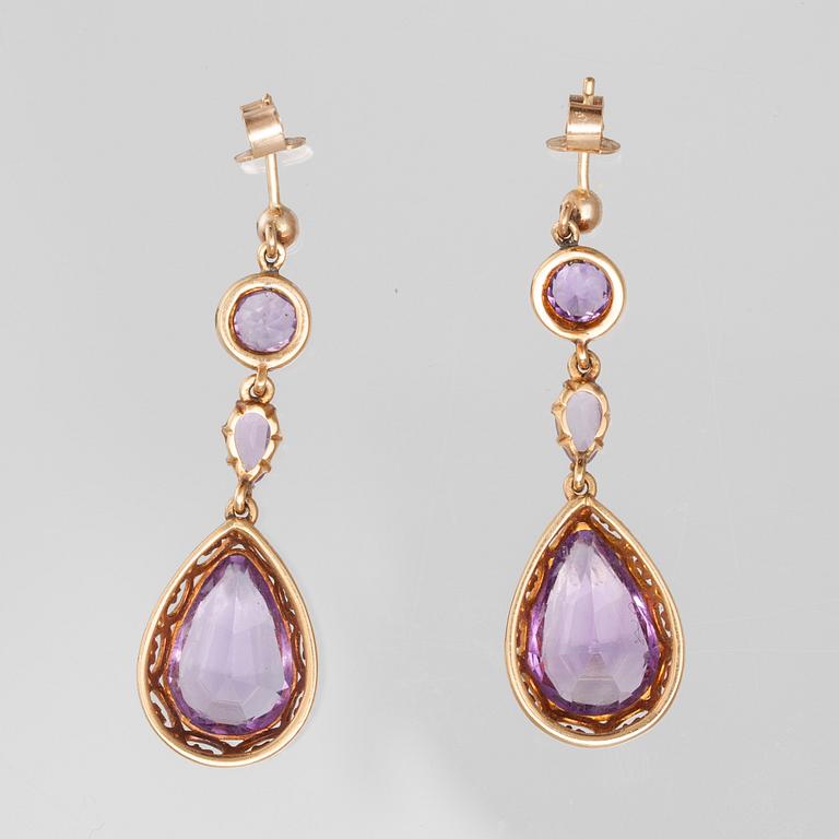 EARRINGS, 18K gold, amethysts c. 9 ct. Length 43 mm. Weight 6,4 g.