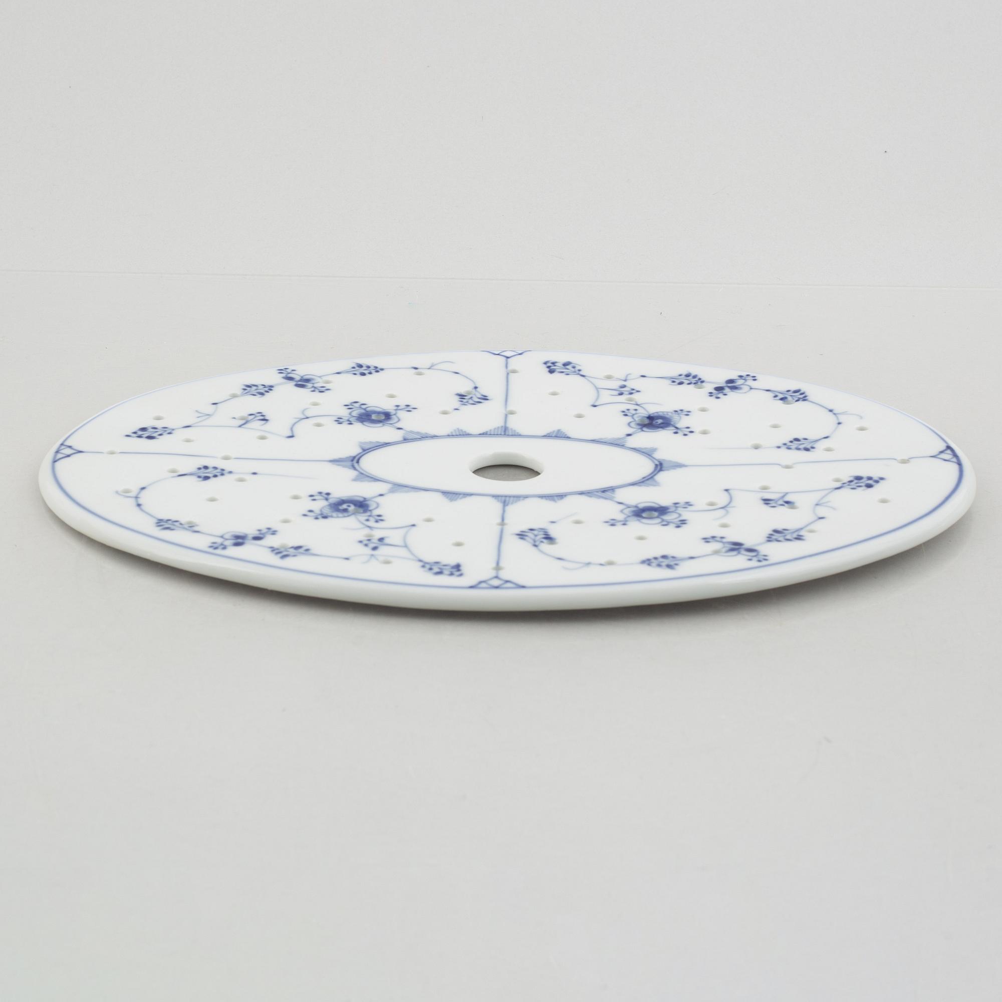 Serveringsfat, två stycken, samt sil till fiskfat, porslin, "Musselmalet", Royal Copenhagen.