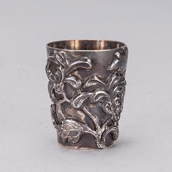 SHAKER, silver, Kina tidigt 1900-tal och SUPKOPPAR, 6 st, silver, bär stämpel LW. Tot. vikt ca 591,2 g.