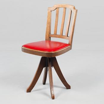 SKRIVBORDSSTOL, 1900-talets andra hälft.