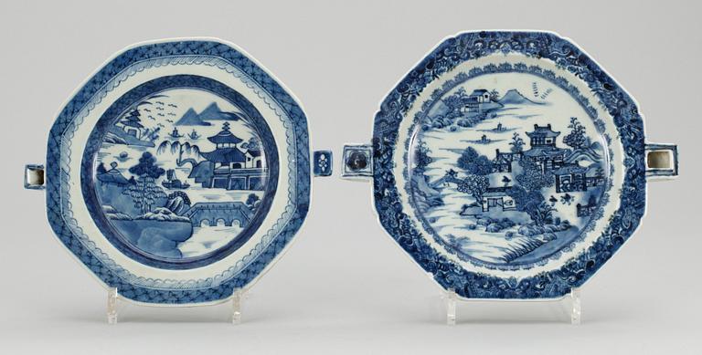 VÄRMETALLRIKAR, 2 st, porslin. Qing dynastin. Jiaqing (1796-1820).